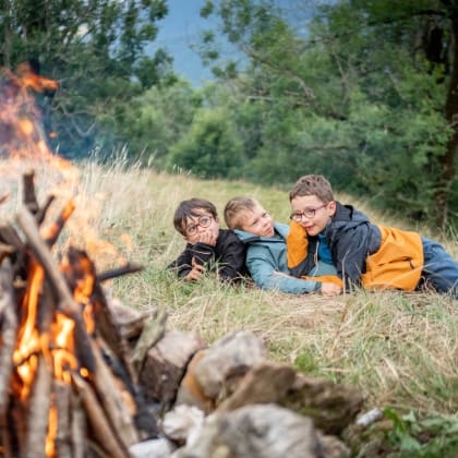 Enfants, Feu de camp, bivouac, randonnée famille, Val d'Azun, Hautes-Pyrénées
