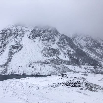 Lac enneigé dans le Val d'Azun, Hautes-Pyrénées
