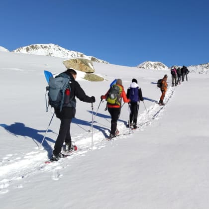 Groupe de randonneurs à raquettes dans le Val d'Aran, Encantats, Catalogne, Pyrénées Espagnoles