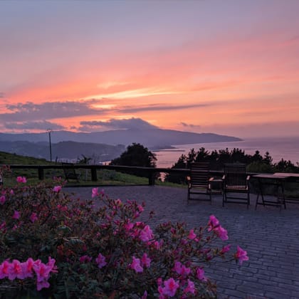 Vue de la terrasse de l'hôtel au coucher du soleil, Urdabai, Pays Basque, Espagne