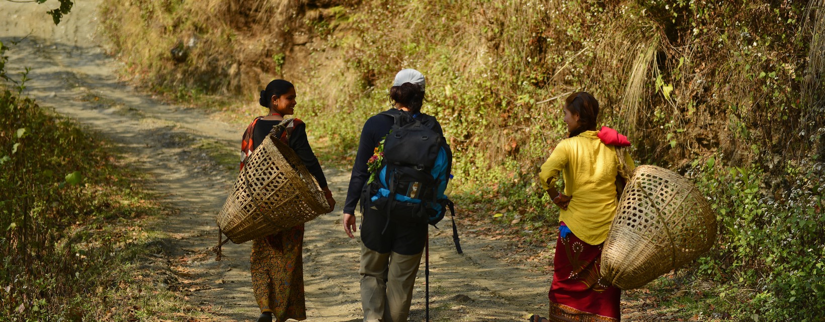 Femme Avec Sac à Dos Sur Son Dos Voyage Nature Rivière Montagnes