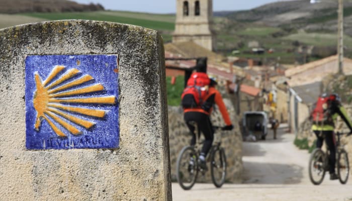Cycliste sur chemin de Compostelle