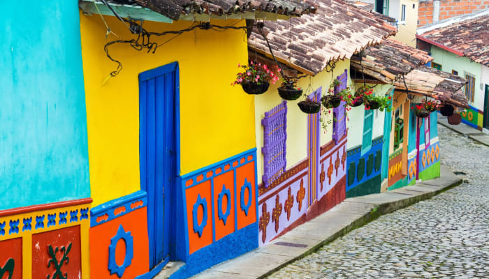 Façades colorées des maisons de Medellin en Colombie