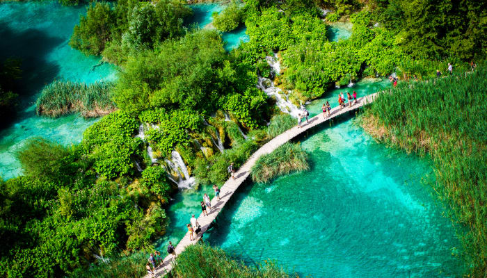 Lac bleu dans le Parc national de Plitvice en Croatie