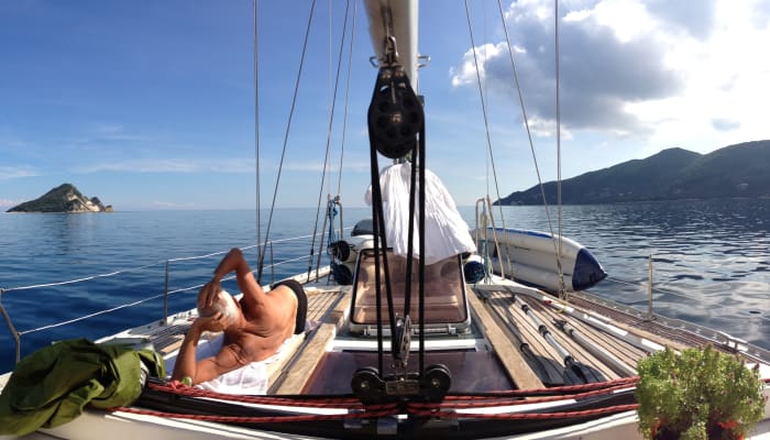 Monsieur sur un bateau près de l'île de Marathonísi dans la baie de Laganas, Grèce
