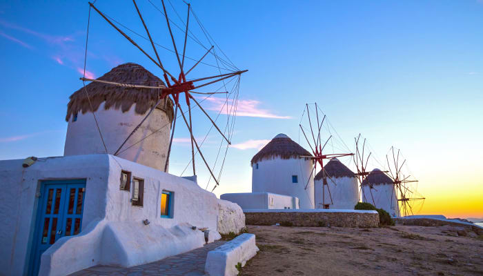 Coucher de soleil sur des moulins à vent traditionnels grecs