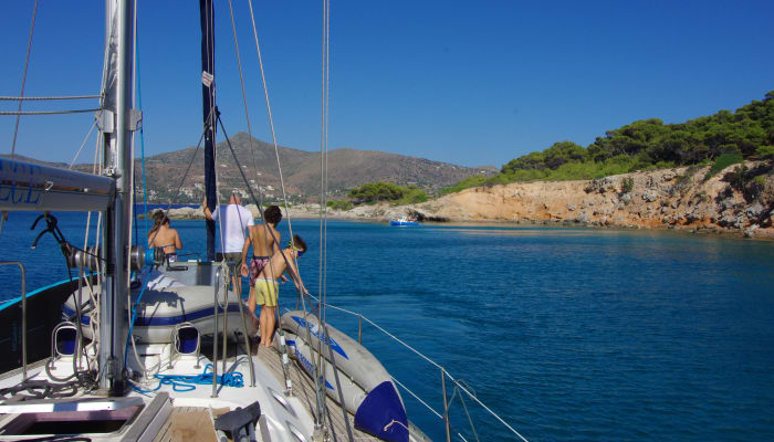 Famille en Bateau à voile à Porto Rafti