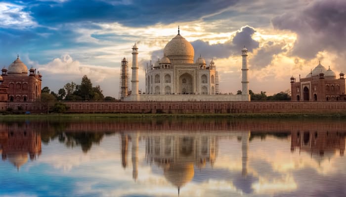 Le Taj Mahal en Inde se reflétant dans l'eau comme un miroir