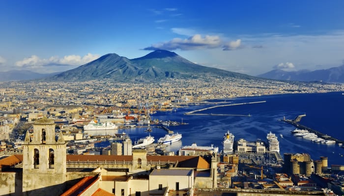 Panorama sur la ville de Naples bordée par la Méditerranée avec le Vésuve en arrière-plan