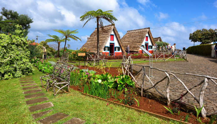 Maisons traditionnelles de Madère dans la ville de Santana
