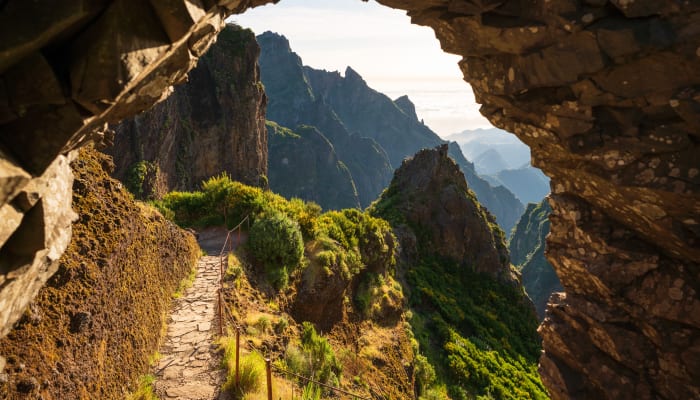 Sentier à flanc de falaises menant au Pico Ruivo à Madère