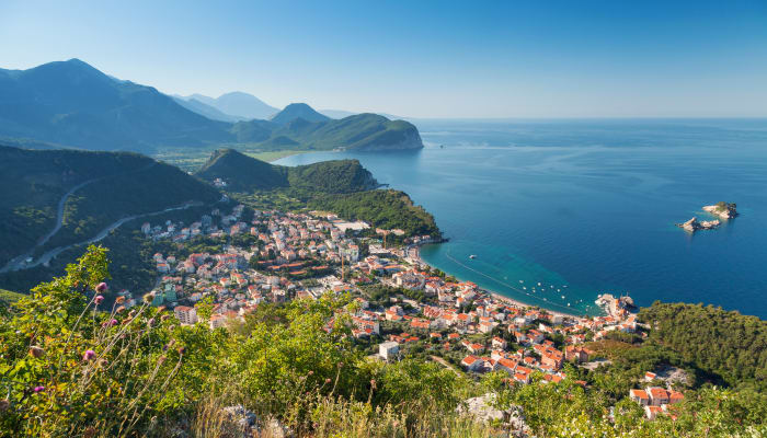 Panorama sur la ville de Petrovac au Monténégro avec des montagnes verdoyantes en arrière plan et la mer Adriatique