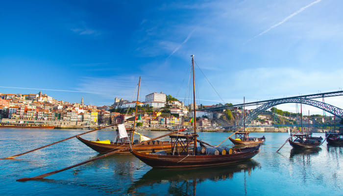 Vieux bateaux traditionnels sur le port de Porto