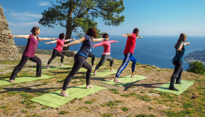 Yoga en plein air face à la mer Méditerranée