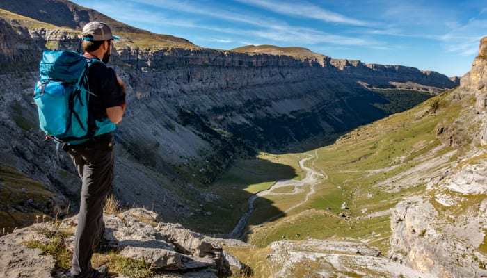 Randonneur dans la vallée d'Ordesa, Aragon