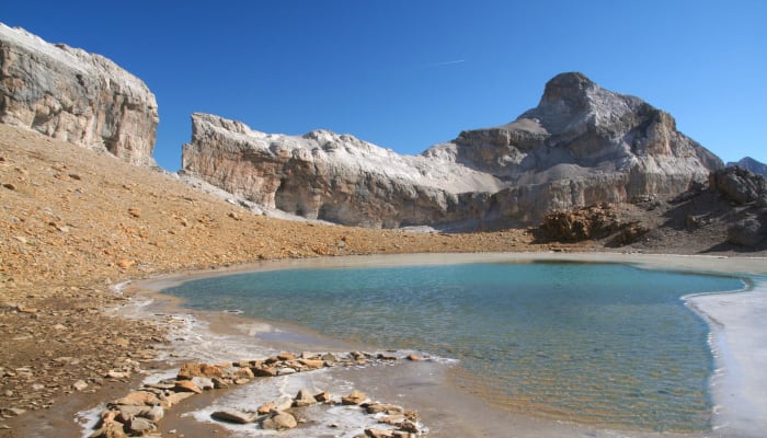 Vue sur la brèche de Roland depuis le côté espagnol,