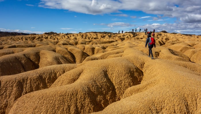 Un groupe de randonneurs marchent dans le désert des Bardenas Reales en Espagne